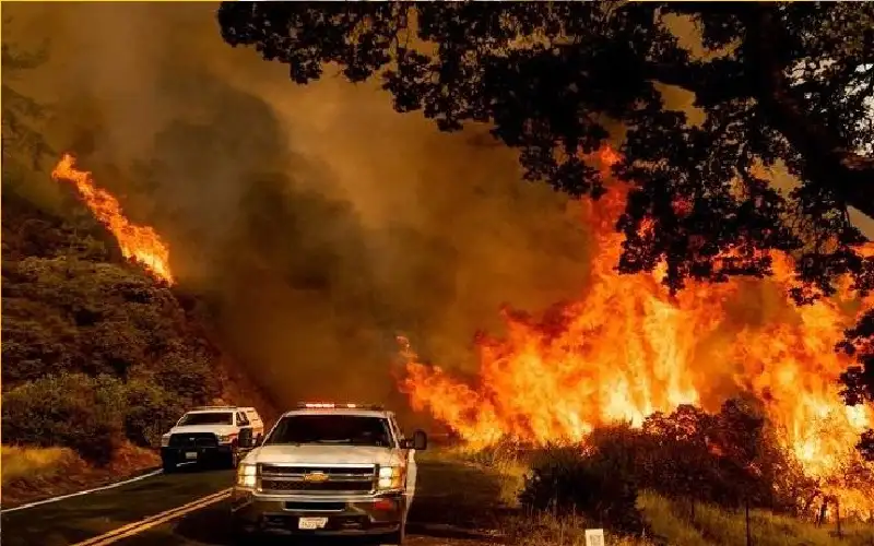 حرائق كاليفورنيا.. موجة ضخمة جديدة تعزز