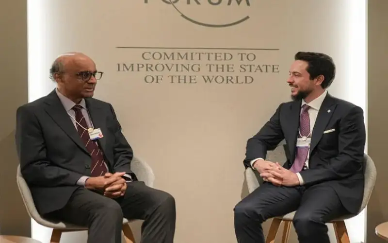 ولي العهد يلتقي الرئيس السنغافوري بدافوس