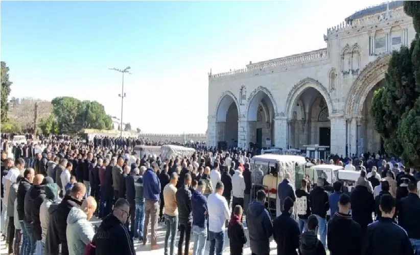 50 ألف مصل يؤدون الجمعة في