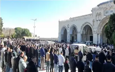 50 ألف مصل يؤدون الجمعة في