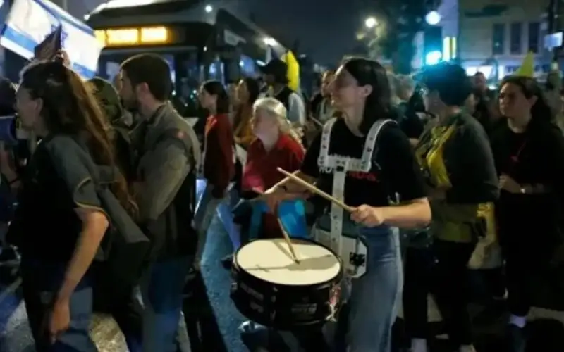 عائلات الأسرى تطالب نتنياهو بتنفيذ الاتفاق