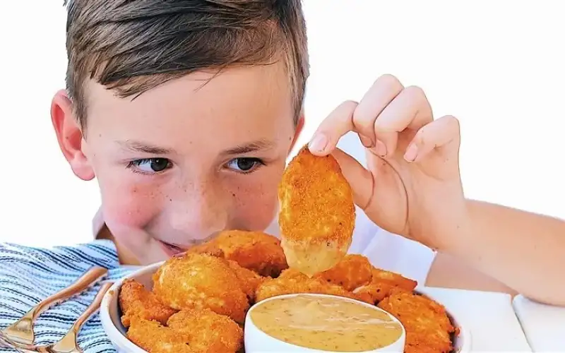 طفل يصاب بعمى دائم.. بسبب عادة