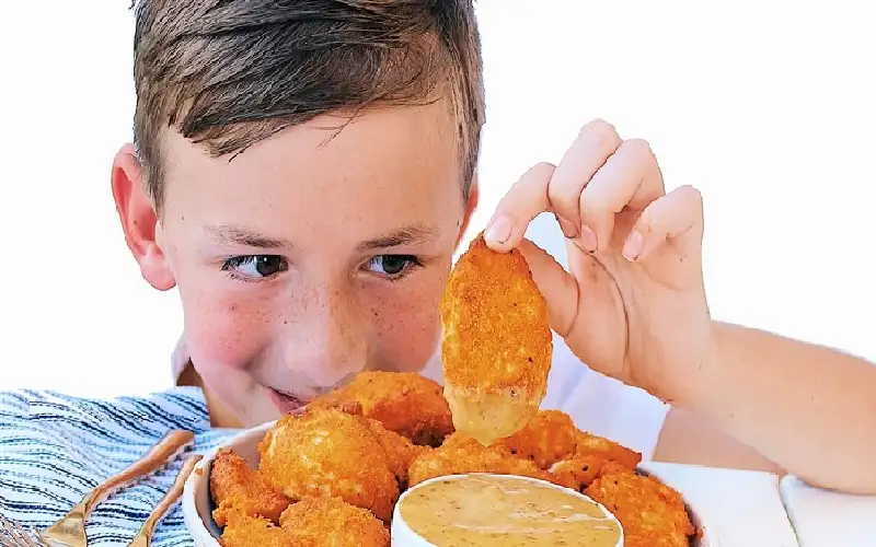 طفل يصاب بعمى دائم.. بسبب عادة