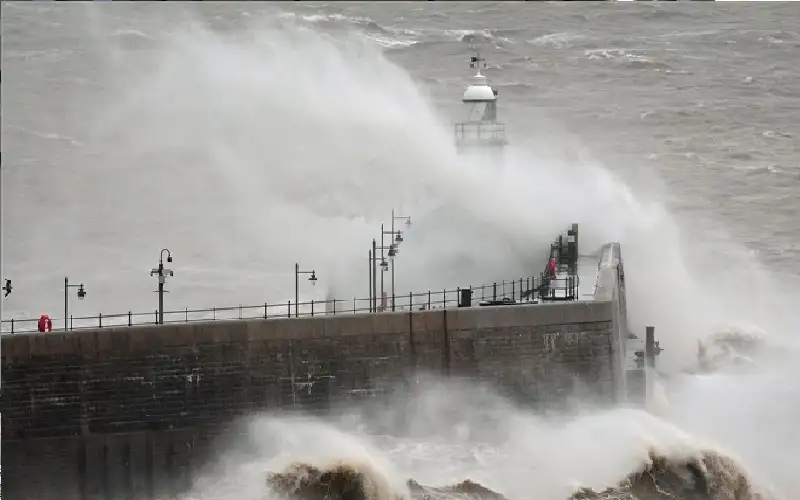إيوين تقطع الكهرباء في بريطانيا.. وخبراء