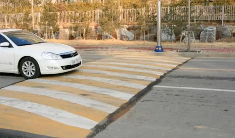 نشر مطبات بشكل عشوائي على الطريق