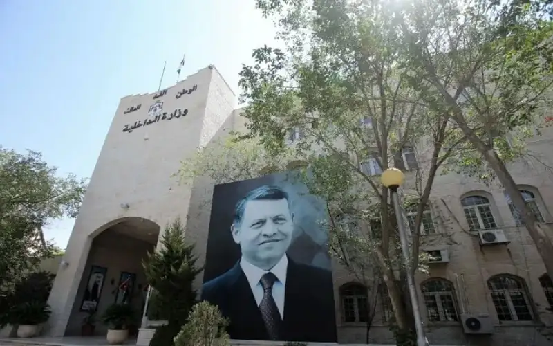 الداخلية: إعادة النظر باجراءات الدخول إلى