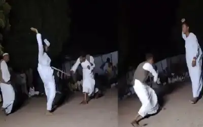العريس يجلد الحضور.. تقليد في السودان