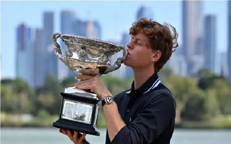 سينر يحافظ على الصدارة وديوكوفيتش يتقدم