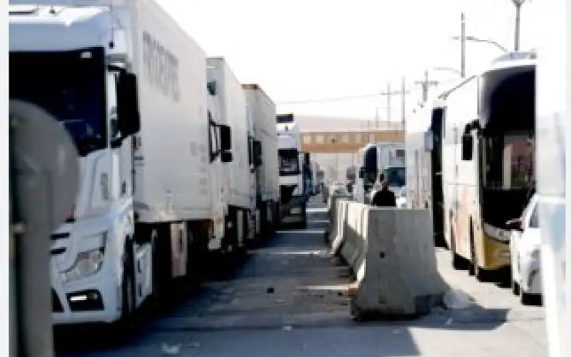 39 شاحنة أردنية تدخل سوريا مع