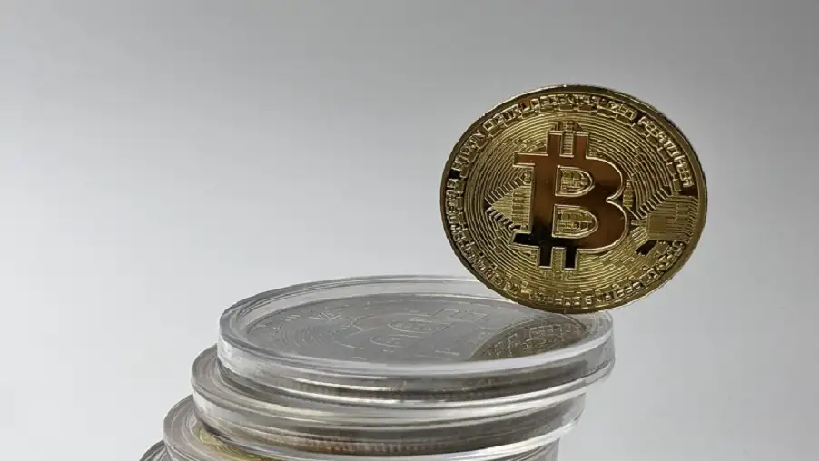 عملة البيتكوين دون مستوى 100 ألف