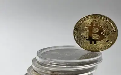 عملة البيتكوين دون مستوى 100 ألف