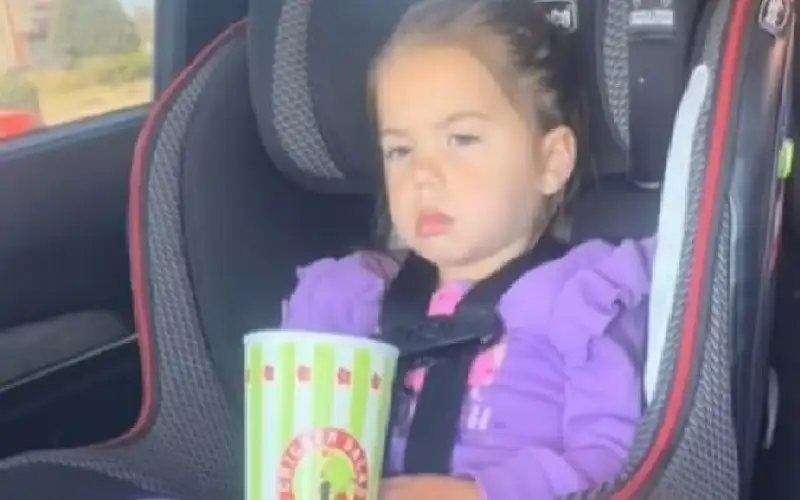 قبل الأطباء: أم تكتشف إصابة طفلتها