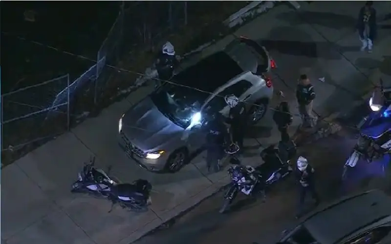 سيارة تقتحم حشدا من مشجعي فريق