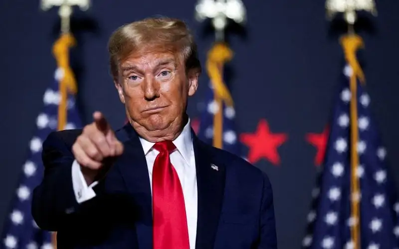 يضع يده خلف ظهره ويتجول بين