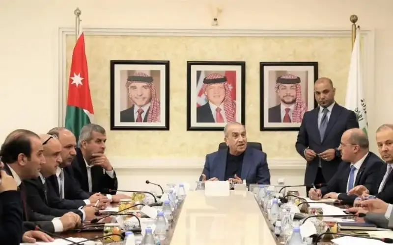 بحث ضمان توريد الإسفلت بكميات كافية