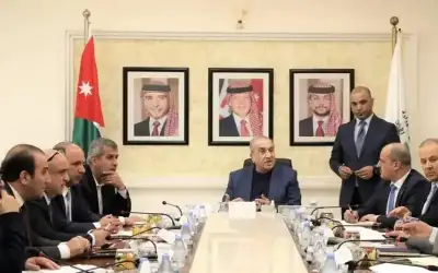 بحث ضمان توريد الإسفلت بكميات كافية