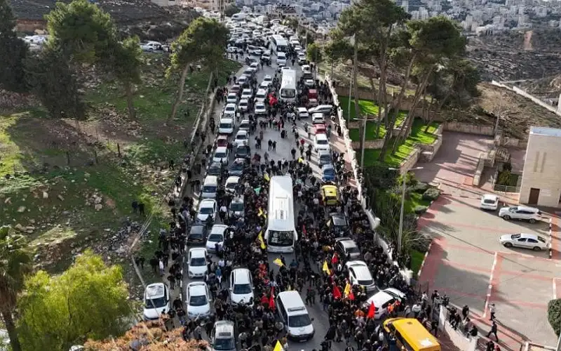 حافلتان تنقلان أسرى فلسطينيين تغادر سجن