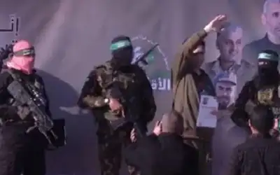 المقاومة تسلم أسيرين في خان يونس