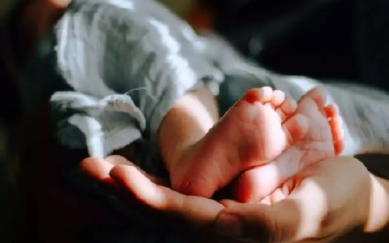 مصر.. تنهي حياة رضيعها بطريقة وحشية