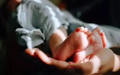 مصر.. تنهي حياة رضيعها بطريقة وحشية