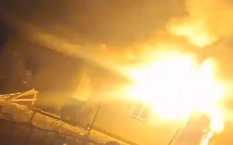 مستوطنون يحرقون مسجدا غرب أريحا