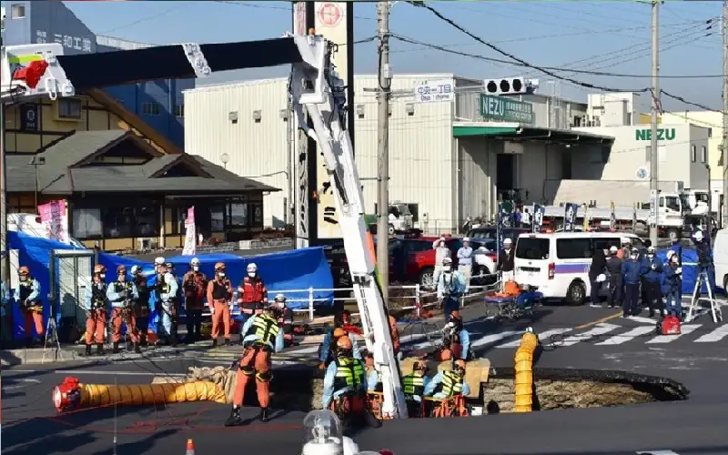 انهيار أرضي يبتلع شاحنة في اليابان