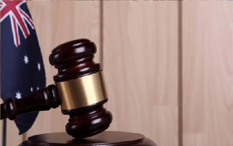 لإبقائها صغيرة إلى الأبد.. أب وأم