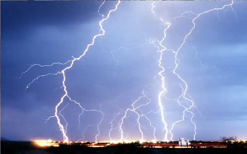 10 آلاف ضربة برق وحرائق لا