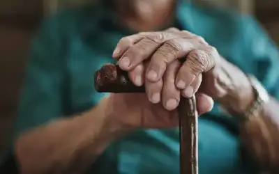 مسن يكوي أنف أحد أبنائه التوأم