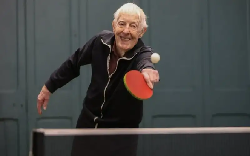 في التسعين.. بريطاني يكشف سبب شبابه