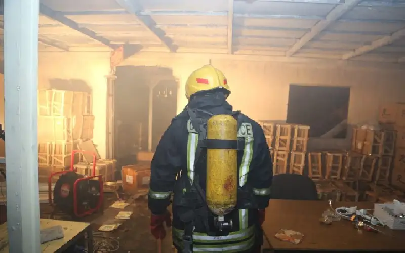 الدفاع المدني يخمد حريقا في محلات