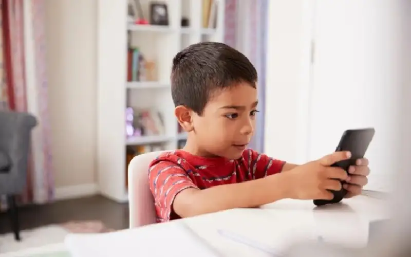 3 علامات على استعمال الطفل المفرط