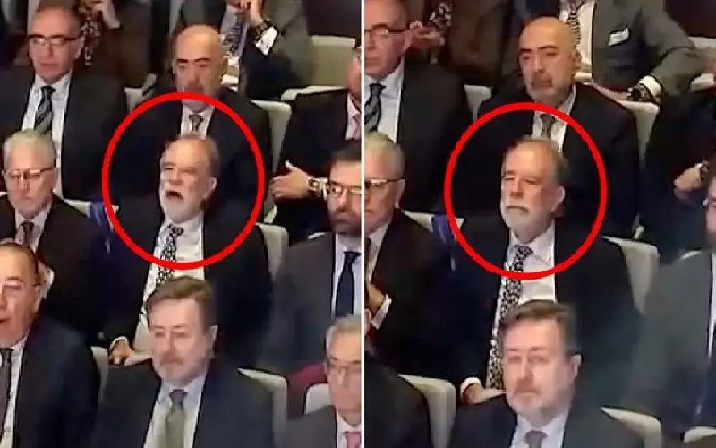 هذه الصورة اطاحت بهذا السفير من