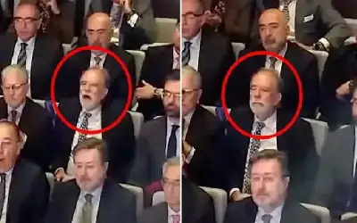 هذه الصورة اطاحت بهذا السفير من