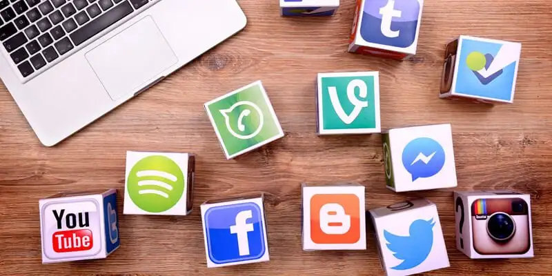 طبيب يوضح تأثير شبكات التواصل الاجتماعي