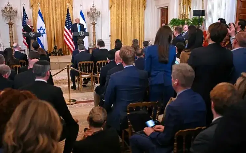 نتنياهو يهدي جهاز بيجر لترمب والأخير