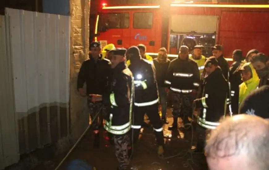 انقاذ 8 اشخاص داهمتهم مياه الأمطار