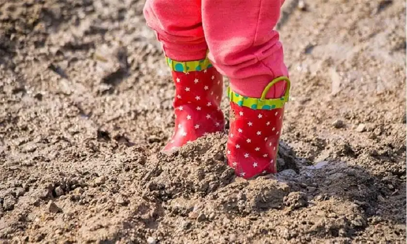 الطين جوارب وأحذية