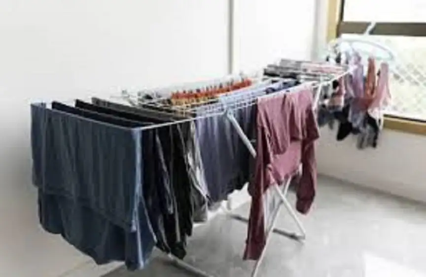 كيف يؤثر تجفيف الملابس داخل المنزل