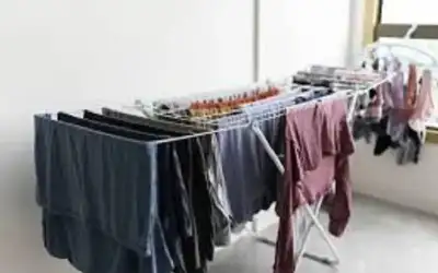 كيف يؤثر تجفيف الملابس داخل المنزل