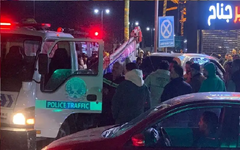 سيارة تقتحم مطعما وتودي بحياة سائقها