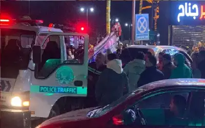 سيارة تقتحم مطعما وتودي بحياة سائقها