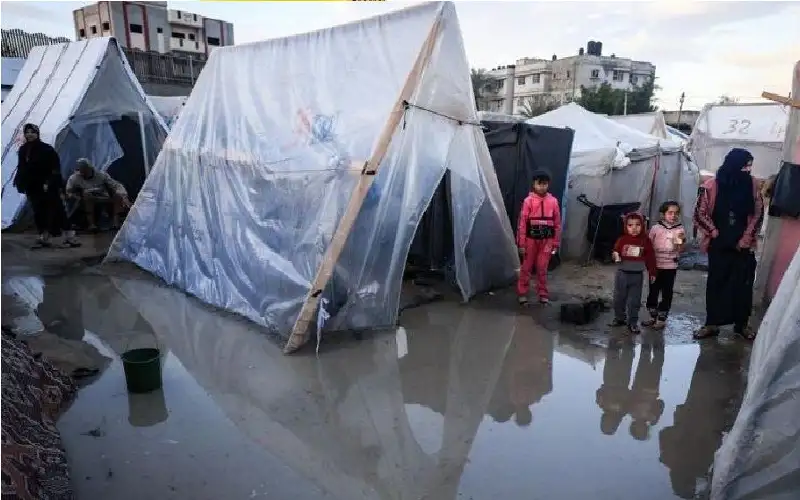 عاصفة جوية تقتلع خيام النازحين في