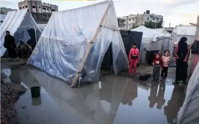 عاصفة جوية تقتلع خيام النازحين في