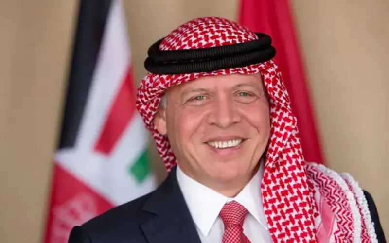 الملك يلتقي العاهل البريطاني في قصر