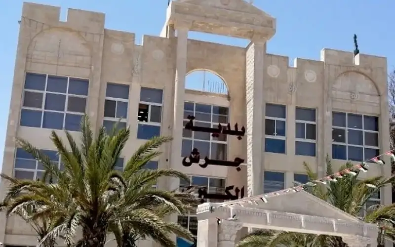 بلدية جرش الكبرى تغلق شارعا فرعيا