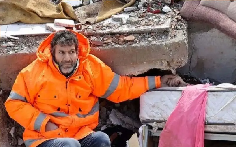 صاحب الصورة الأشهر في زلزال تركيا يتحدث بعد عامين