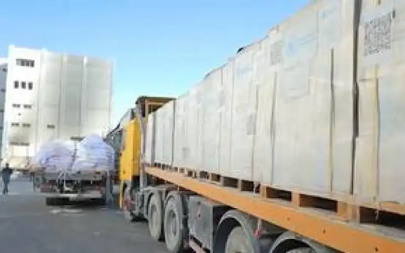 5 شاحنات تحمل أدوية ومستلزمات طبية