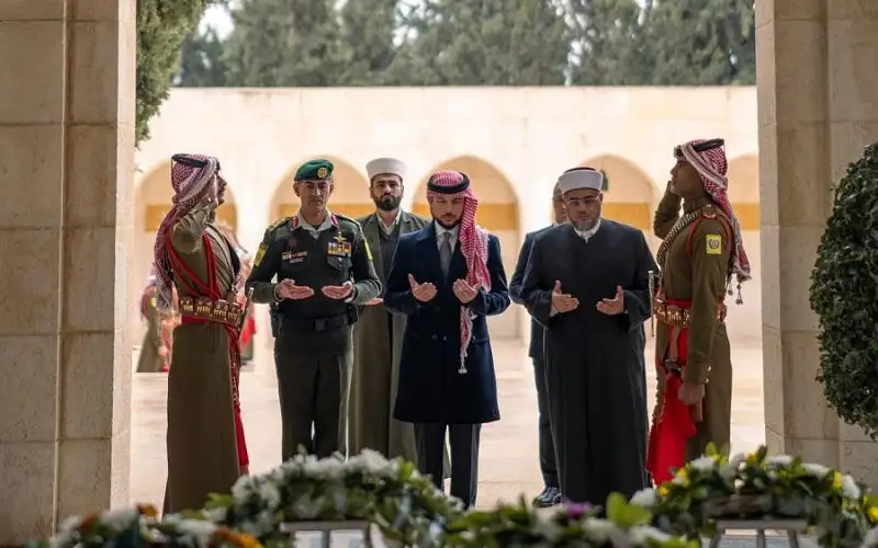 ولي العهد يزور ضريح المغفور له