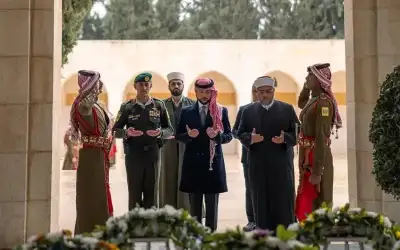 ولي العهد يزور ضريح المغفور له